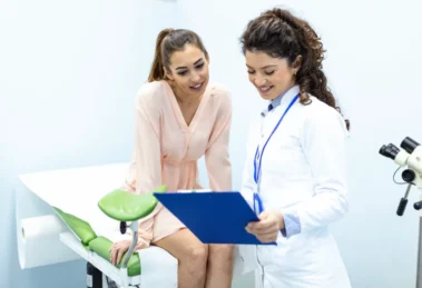 Mulher fazendo exame