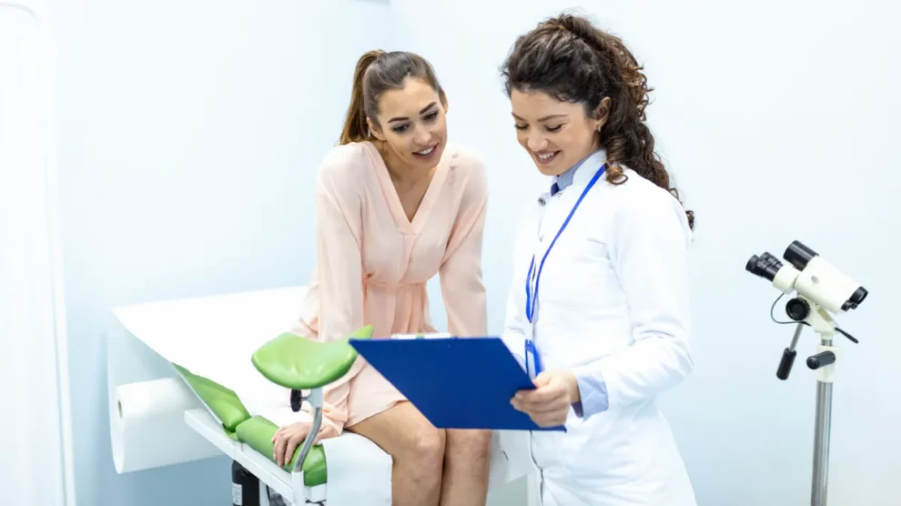 Mulher fazendo exame