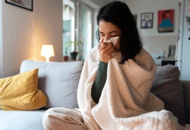 Mulher com rinite alérgica